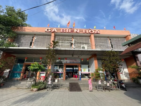 Ga Biên Hòa cùng quốc lộ 51, đường Võ Nguyên Giáp, và các trục đường nội đô tạo nên một mạng lưới kết nối thuận tiện. 