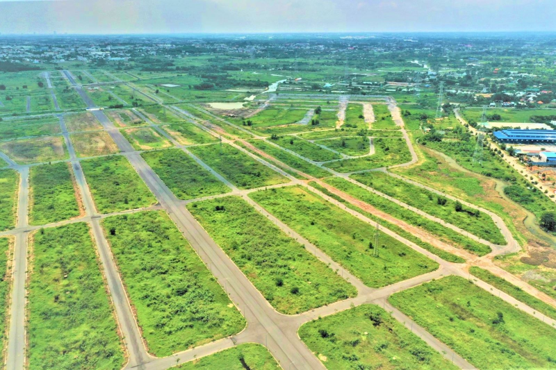 Dự án đất nền gần khu công nghiệp, nhiều lô đất bỏ trống thể hiện rủi ro đầu tư đất nền về tính thanh khoản