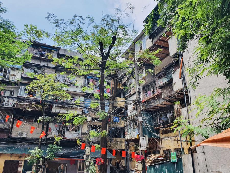 Đền bù chung cư cũ, quyền lợi cư dân sẽ ra sao? Căn chung cư cũ kỹ xuống cấp với những bức tường loang lổ, dây điện chằng chịt, cây xanh xung quanh