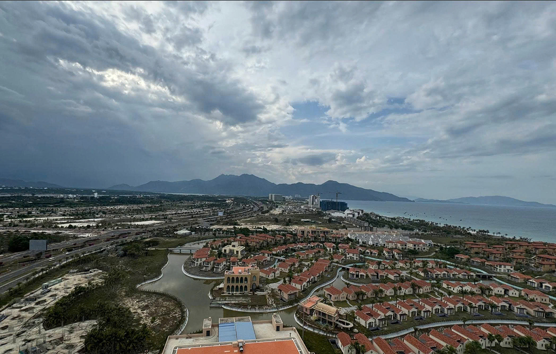 Toàn cảnh khu nghỉ dưỡng Carava Resort bên bờ Bãi Dài, Cam Ranh