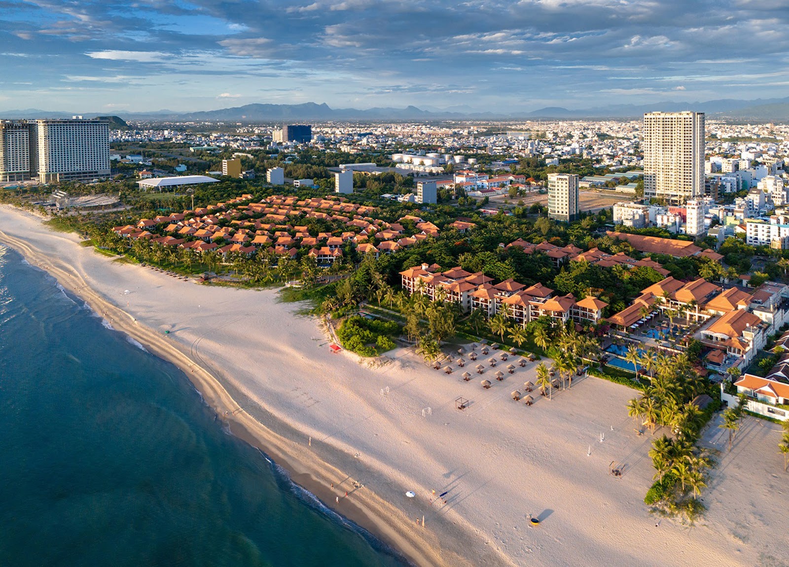 Toàn cảnh Furama Villas Đà Nẵng với kiến trúc xanh mát và biển