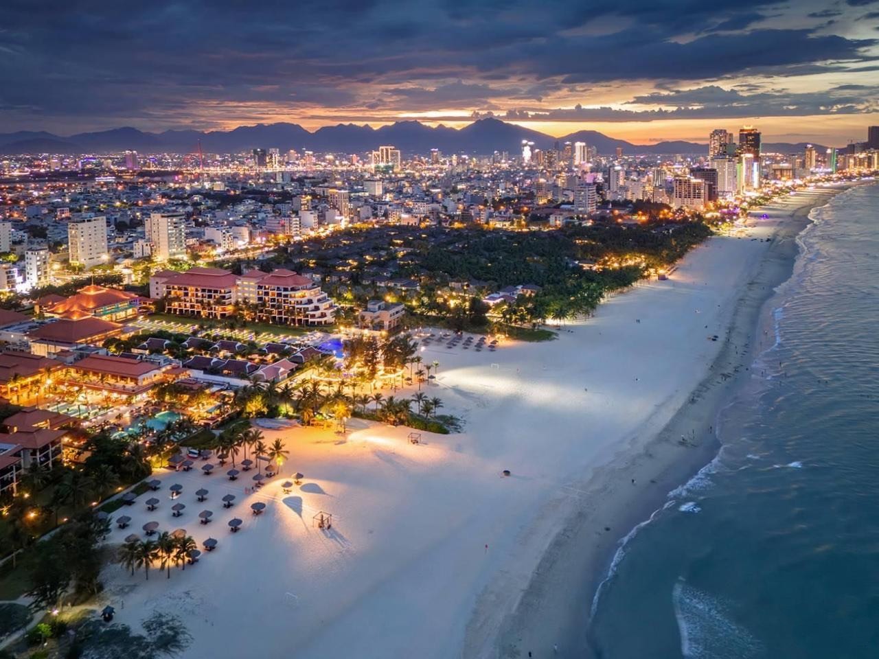 Phòng khách biệt thự Furama Villas với thiết kế sang trọng, view hồ bơi