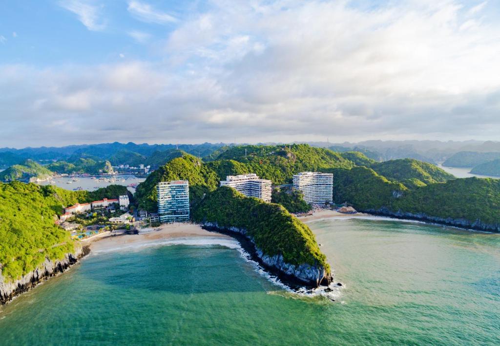 Kiến trúc xanh và hồ bơi vô cực tại Flamingo Cát Bà Resort