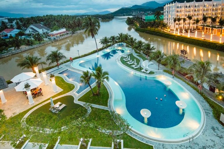 Tiện ích hồ bơi và khu biệt thự tại Cham Oasis Nha Trang