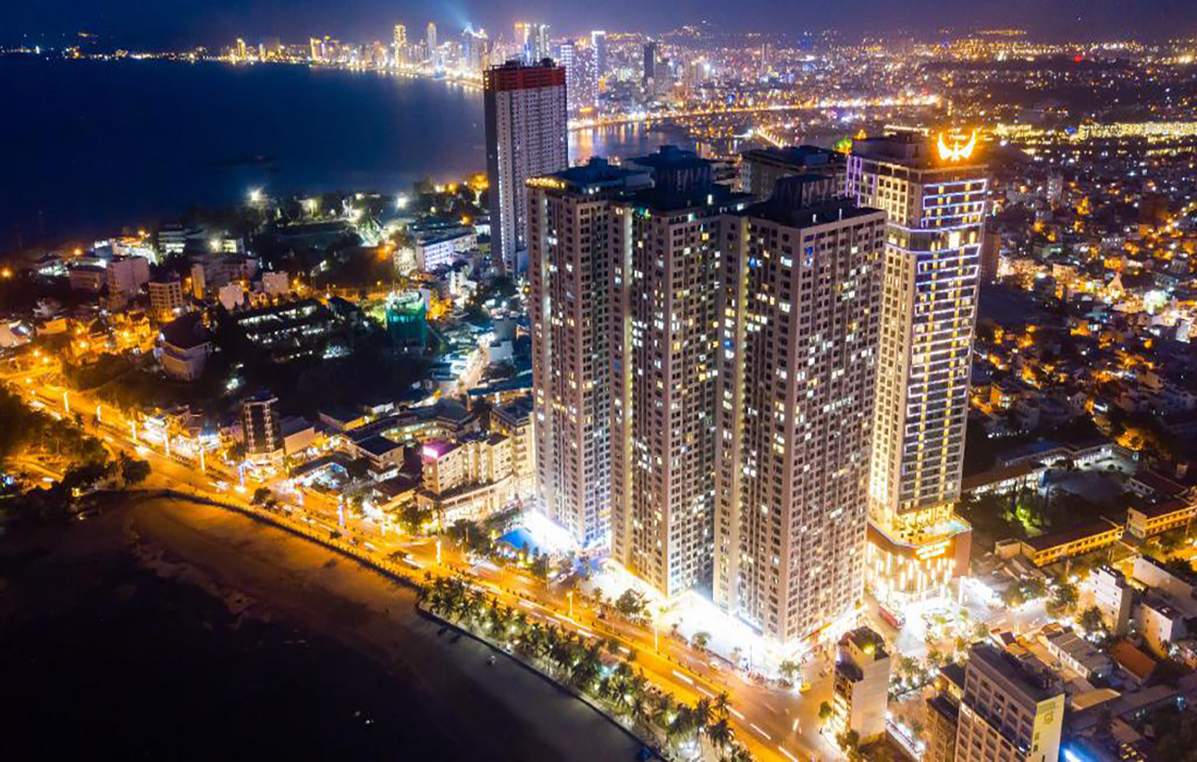 Toàn cảnh 5 tòa tháp của Mường Thanh Viễn Triều bên bờ biển Nha Trang