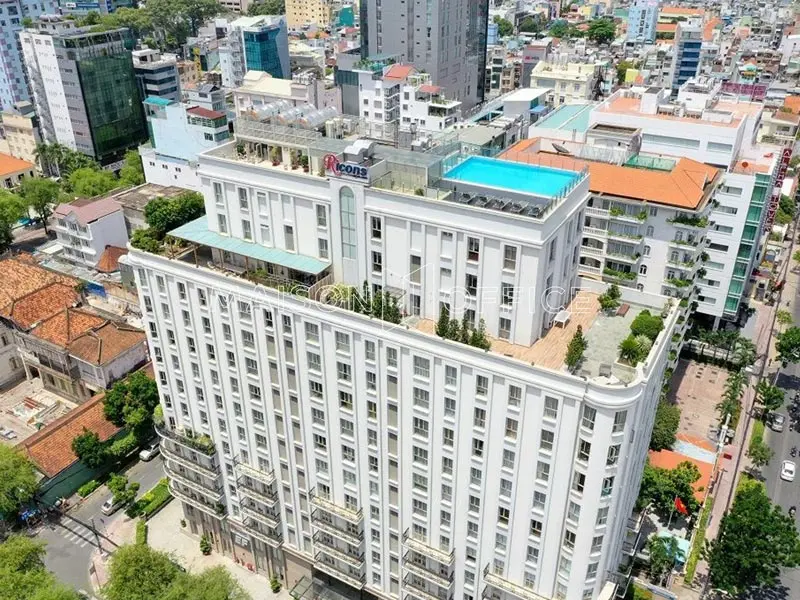 Review 3 căn hộ Quận 3 đẹp, hiện đại cho gia đình trẻ Tòa nhà căn hộ cao cấp tại trung tâm Quận 3 trong bài Review 3 căn hộ Quận 3 đẹp cho gia đình trẻ, nổi bật với thiết kế sang trọng và hồ bơi trên tầng thượng.