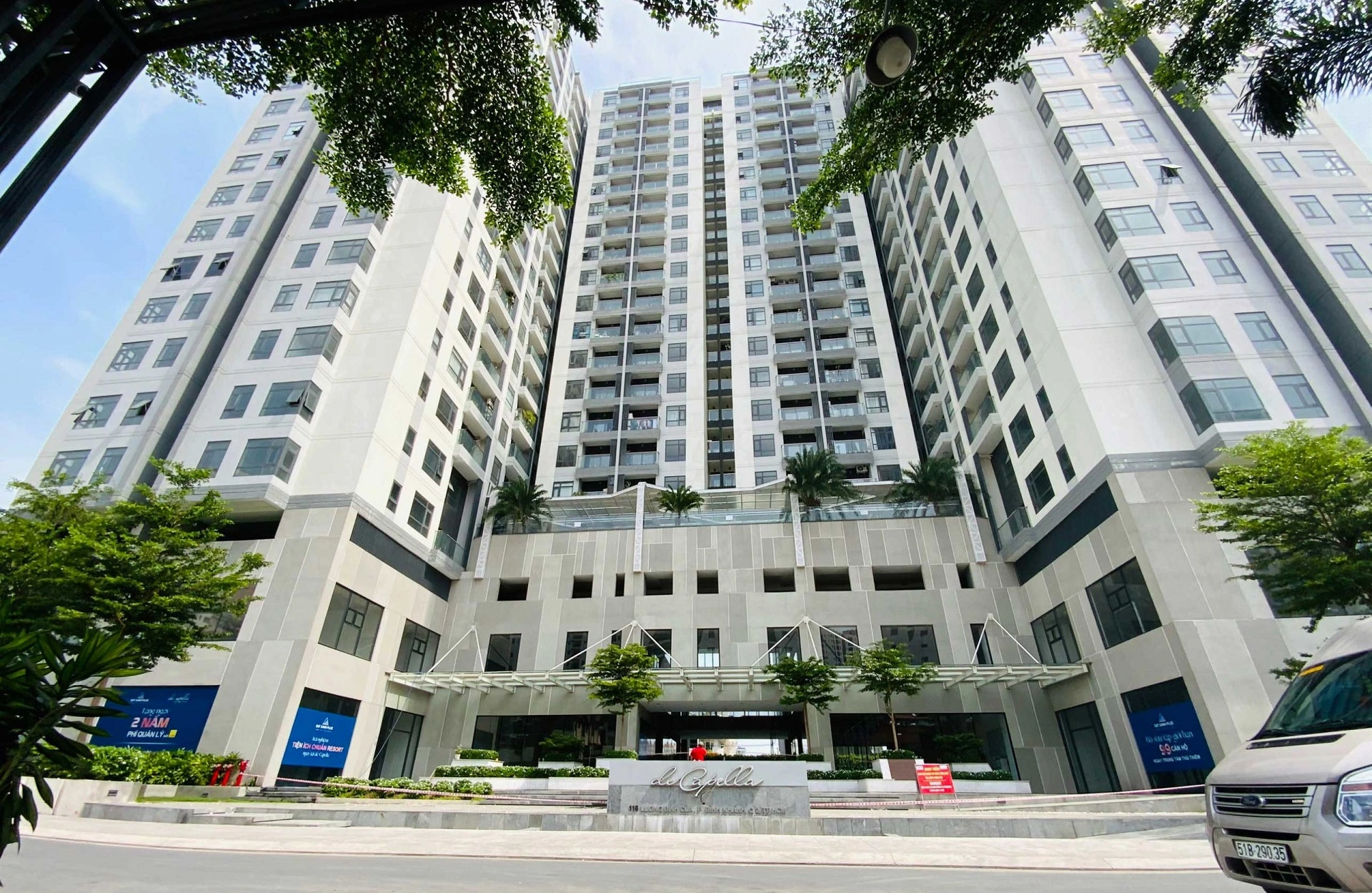Hình ảnh căn hộ De Capella với khu vực tiện ích hồ bơi và khu sinh hoạt chung cao cấp.
