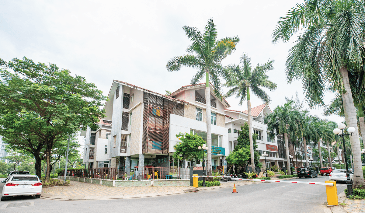 Cổng vào khu biệt thự Ngân Long Nhà Bè