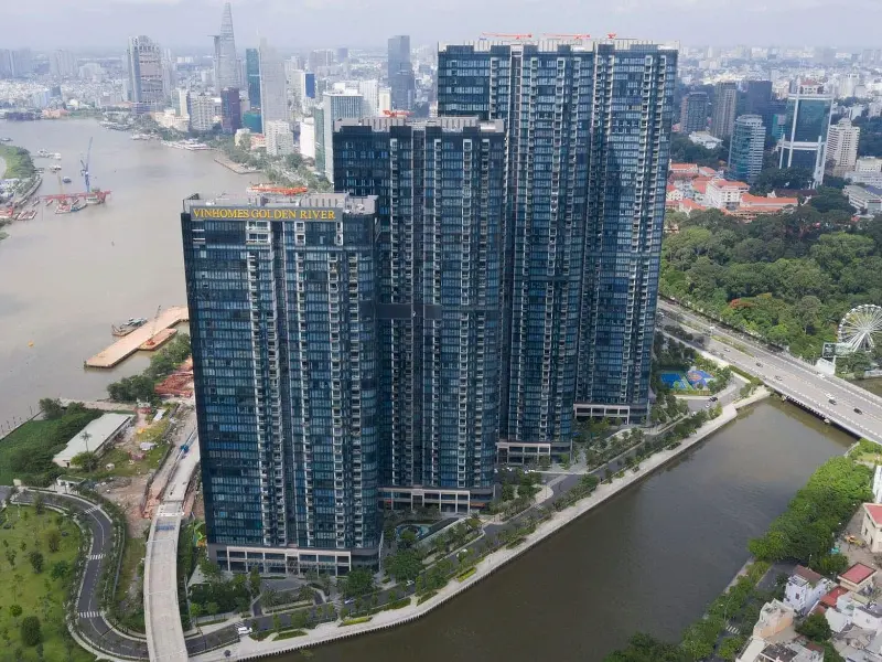 Dự án Vinhomes Golden River tại Quận 1, đại diện cho top 5 dự án căn hộ đáng sống TPHCM với vị trí ven sông và thiết kế hiện đại.