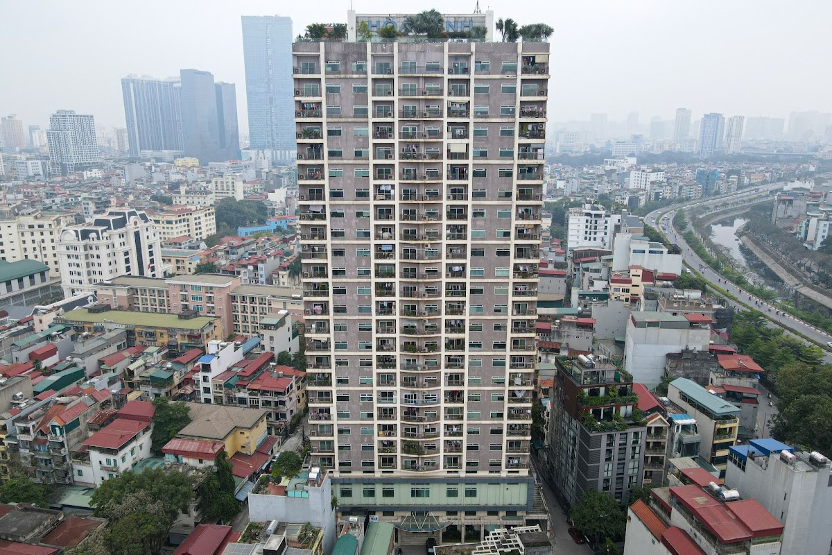 Nội thất căn hộ Hoa Binh Green Apartment với chi tiết mạ vàng