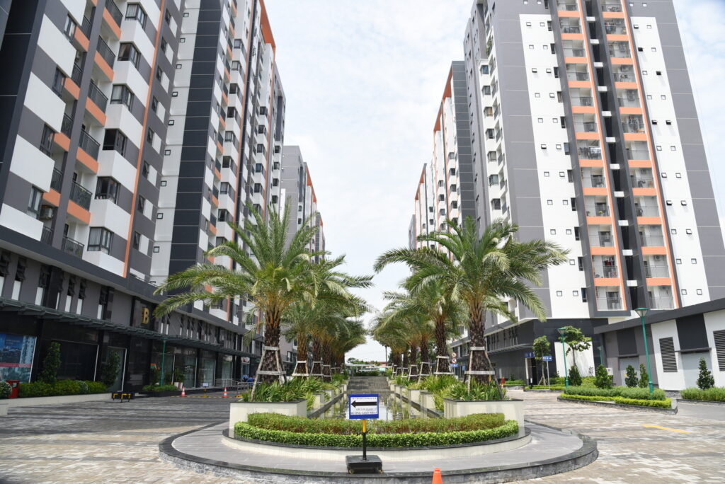 Hình chụp khuôn viên chung cư Him Lam Phú An