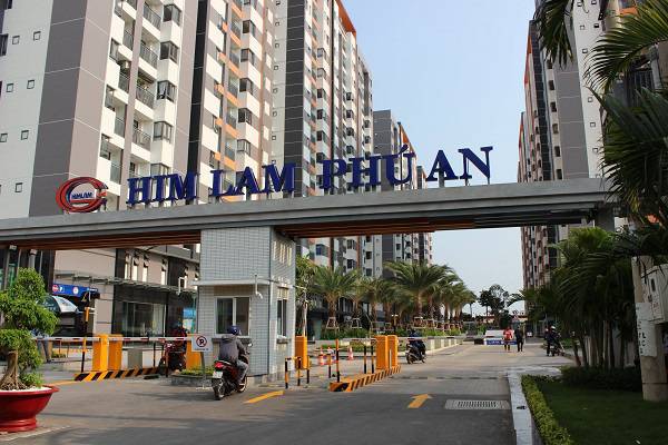 Hình chụp cổng vào chung cư Him Lam Phú An
