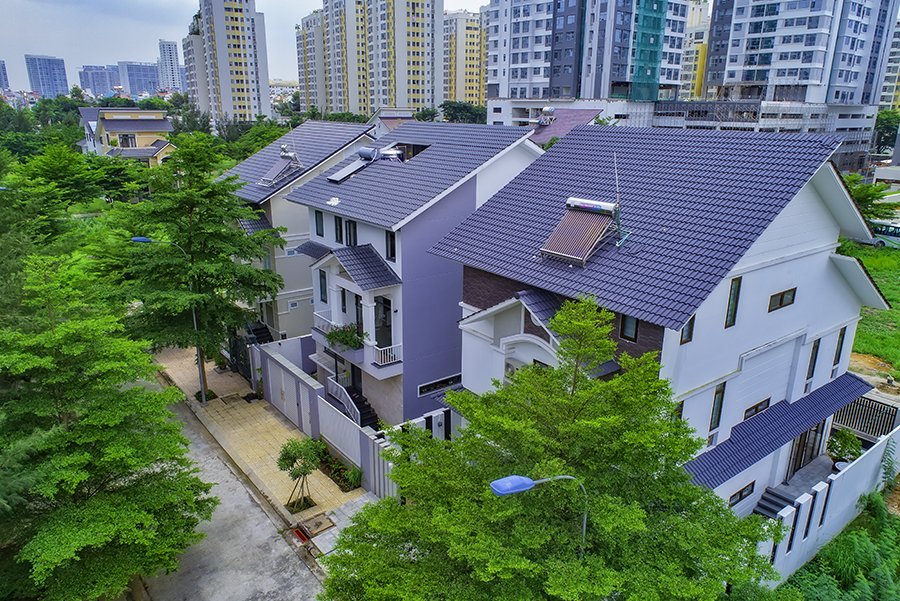 Biệt thự tại khu dân cư Ven Sông Sadeco với kiến trúc hiện đại, đường nội khu rợp cây xanh và không gian sống yên tĩnh.