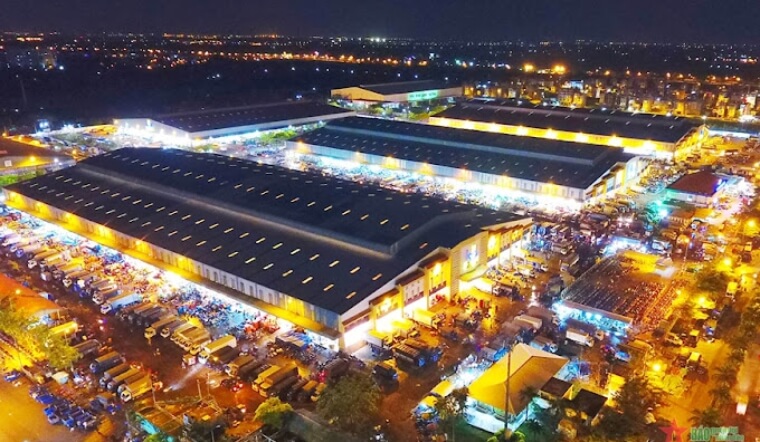Toàn cảnh Chợ Bình Điền nhìn từ trên cao về đêm với hệ thống nhà lồng lớn, ánh đèn rực rỡ và hoạt động mua bán nhộn nhịp