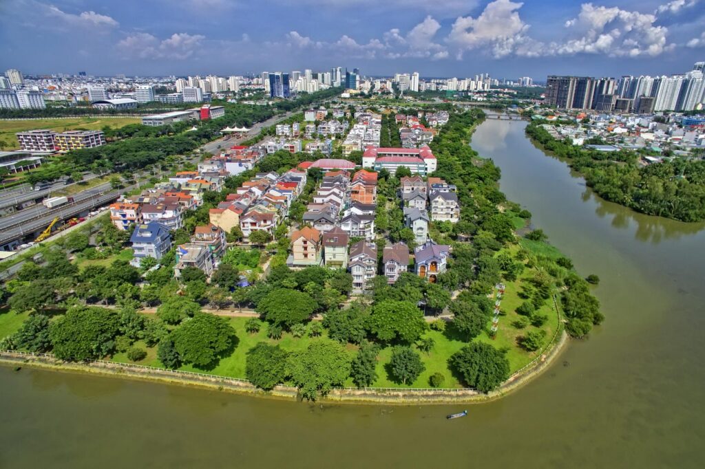Toàn cảnh khu dân cư Ven Sông Sadeco nhìn từ trên cao với biệt thự ven sông, mảng xanh lớn và khu đô thị hiện đại xung quanh.