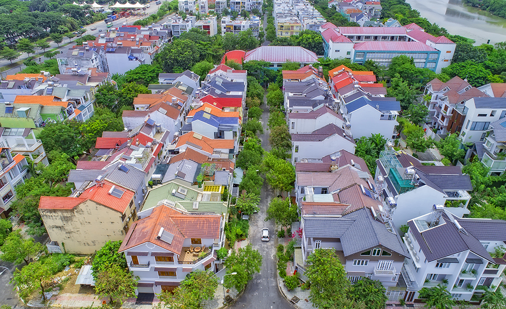 Dãy nhà liền kề tại khu dân cư Ven Sông Sadeco nhìn từ trên cao với đường nội khu rợp cây xanh và kiến trúc thấp tầng đồng bộ.