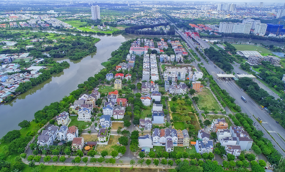 Toàn cảnh khu dân cư Ven Sông Sadeco nhìn từ trên cao với hệ thống biệt thự, nhà liền kề ven sông, nhiều mảng xanh và trục đường giao thông lớn kết nối khu Nam TP.HCM.
