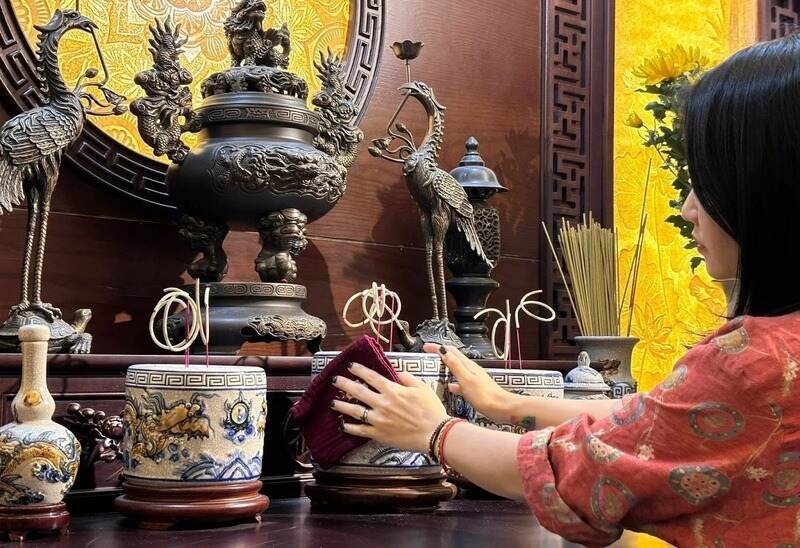 Lau dọn bát hương