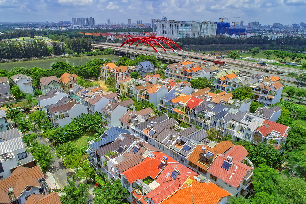 Khu nhà ở thấp tầng tại khu dân cư Ven Sông Sadeco nhìn từ trên cao, nằm ven sông và gần trục giao thông lớn khu Nam TP.HCM.