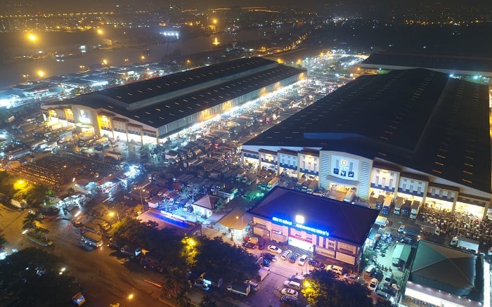 Toàn cảnh Chợ Bình Điền nhìn từ trên cao về đêm với hệ thống nhà lồng lớn và hoạt động giao thương nhộn nhịp.
