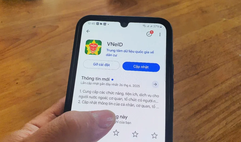 Hình minh họa thao tác cập nhật ứng dụng VNeID nhằm sử dụng các chức năng và tiện ích mới nhất.