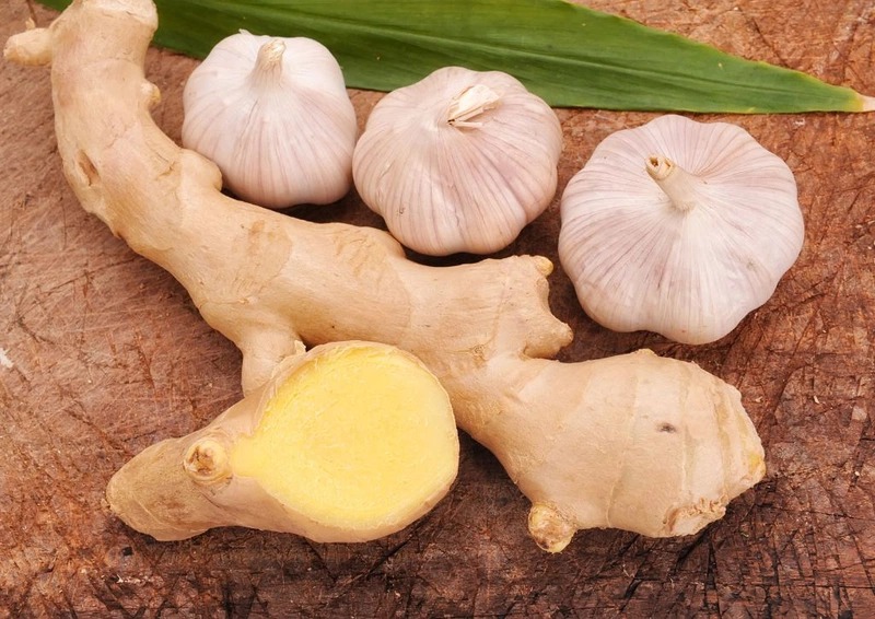 tỏi và gừng tươi – những nguyên liệu quen thuộc trong gian bếp, thường gắn với quan niệm xua đuổi năng lượng xấu.