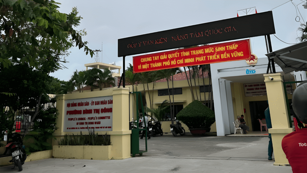 UBND phường Bình Trị Đông ở đâu? Cập nhật sau sáp nhập Cổng và khuôn viên trụ sở Hội đồng Nhân dân – Ủy ban Nhân dân phường Bình Trị Đông tại TP.HCM.