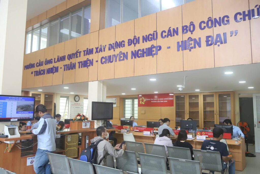 khu vực tiếp nhận và giải quyết thủ tục hành chính tại UBND phường Cầu Ông Lãnh, với người dân đang chờ và thực hiện hồ sơ tại quầy dịch vụ công.