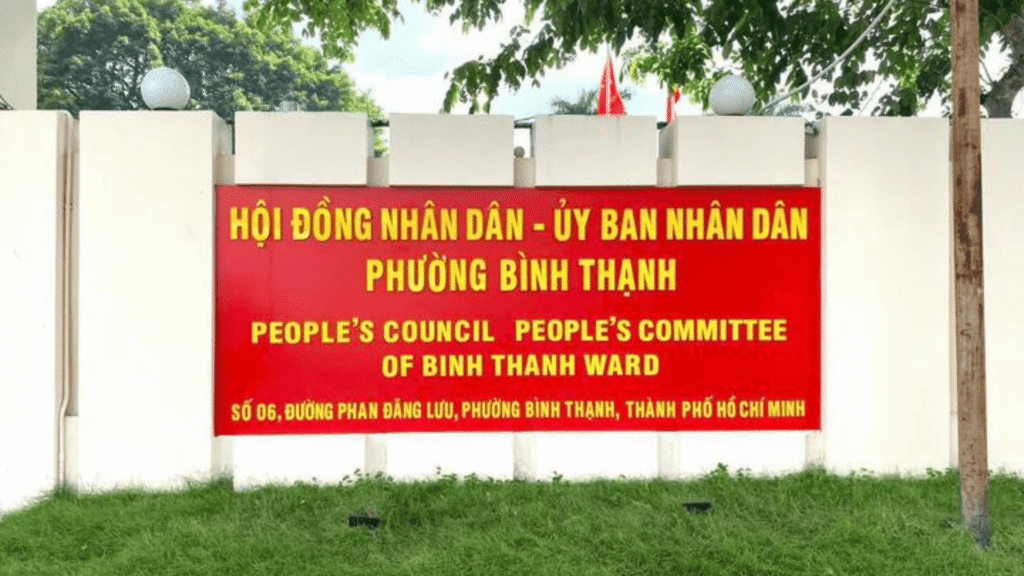 UBND phường Bình Thạnh ở đâu? Địa chỉ và thông tin cần biết Bảng tên UBND phường Bình Thạnh gắn trên tường trắng phía trước bãi cỏ
