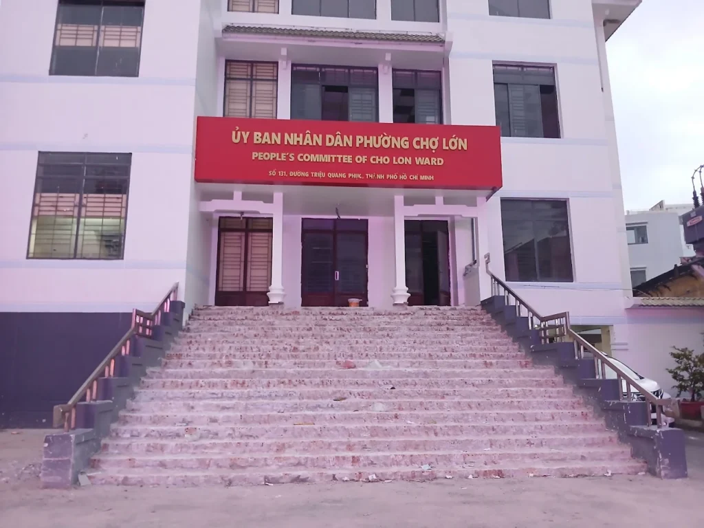 Tòa nhà UBND phường Chợ Lớn với bảng hiệu đỏ nổi bật phía trước