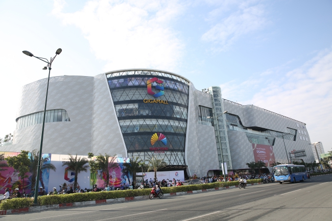 Mặt tiền Gigamall trên đường Phạm Văn Đồng