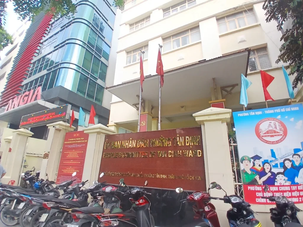 Toàn cảnh trụ sở Ủy ban Nhân dân phường Tân Định tại TP.HCM với khu vực cổng, bảng thông tin và bãi xe phía trước dành cho người dân đến làm thủ tục hành chính.