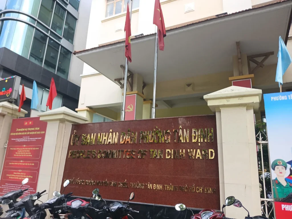 UBND phường Tân Định ở đâu? Cập nhật mới sau sáp nhập Bảng hiệu và khu vực cổng trụ sở UBND phường Tân Định TP.HCM