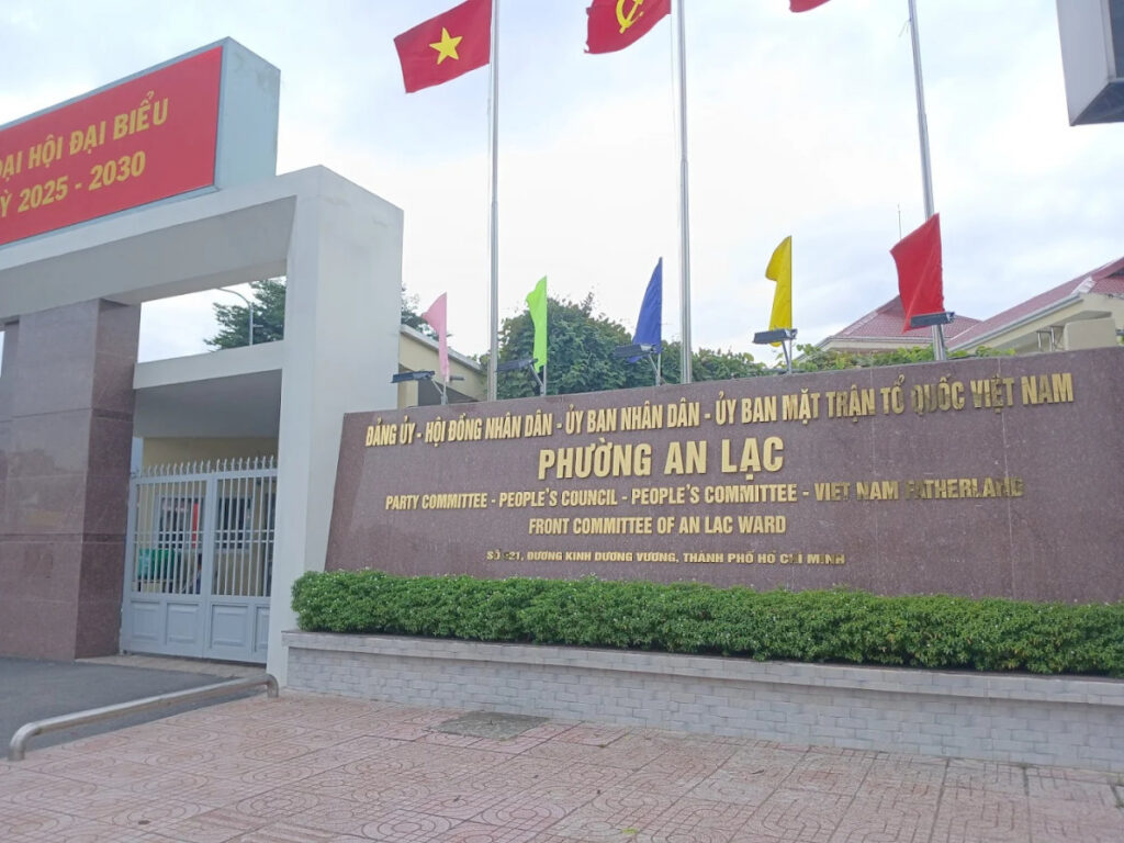 UBND phường An Lạc ở đâu? Cập nhật sau sáp nhập 2025 Trụ sở Hội đồng Nhân dân – Ủy ban Nhân dân phường An Lạc tại TP.HCM với bảng tên cơ quan hành chính đặt phía trước khuôn viên.