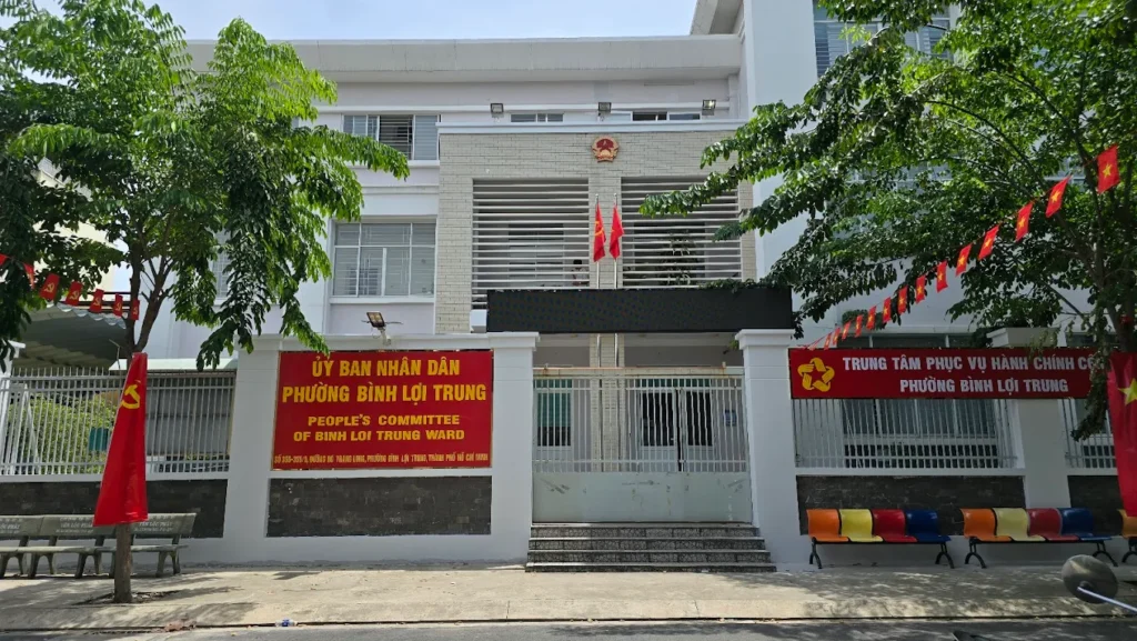UBND phường Bình Lợi Trung ở đâu? Cập nhật sau sáp nhập Mặt tiền UBND phường Bình Lợi Trung với bảng tên đỏ và ghế ngồi đặt trước sân