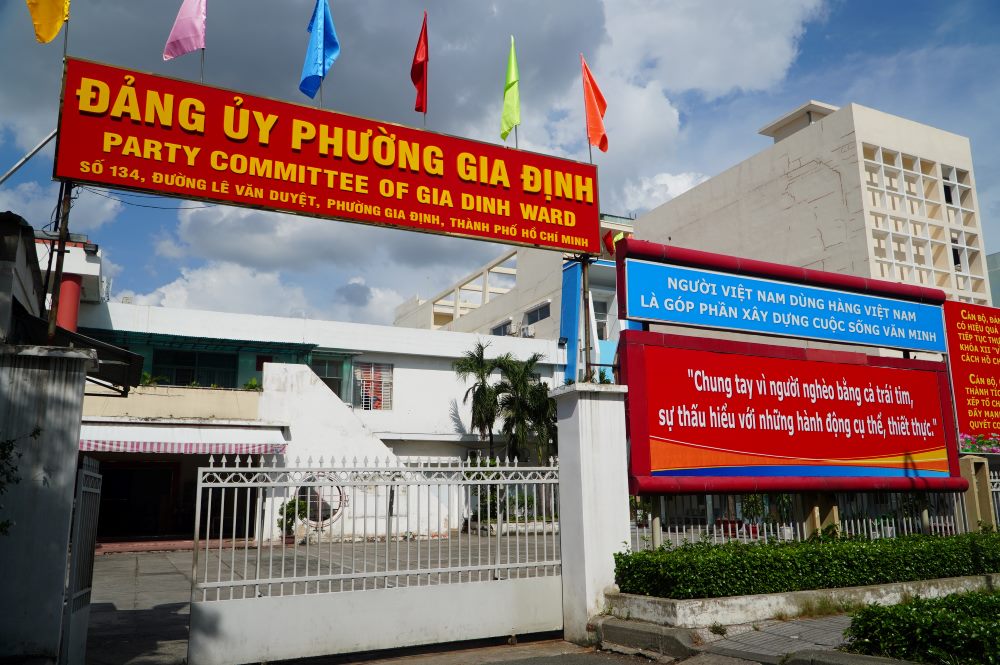 Cổng UBND phường Gia Định với bảng hiệu lớn phía trên và các pano tuyên truyền đặt bên cạnh khuôn viên.