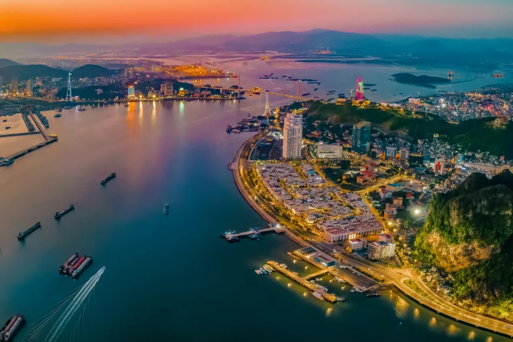 Toàn cảnh thành phố Hạ Long, tỉnh Quảng Ninh về đêm với vịnh biển, tàu thuyền và khu đô thị ven biển