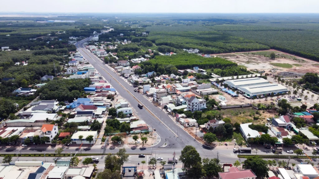 Tuyến đường ĐT 746 kết nối vào Vành đai 4 với khu dân cư và đất trống hai bên nhìn từ trên cao