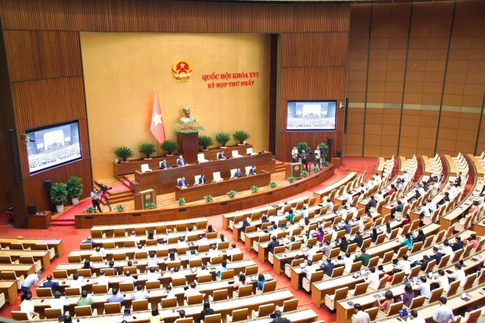 Các đại biểu Quốc hội tham dự kỳ họp tại hội trường Diên Hồng và lắng nghe báo cáo từ đoàn chủ tọa