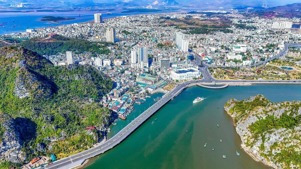 Toàn cảnh đô thị Hạ Long, Quảng Ninh với cầu vượt biển, khu dân cư và vịnh biển nhìn từ trên cao