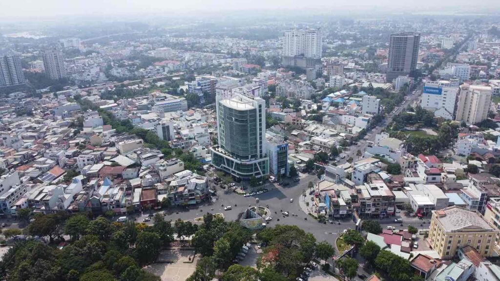 Ngã tư trung tâm thành phố với tòa nhà cao tầng, xe cộ di chuyển và khu dân cư xung quanh