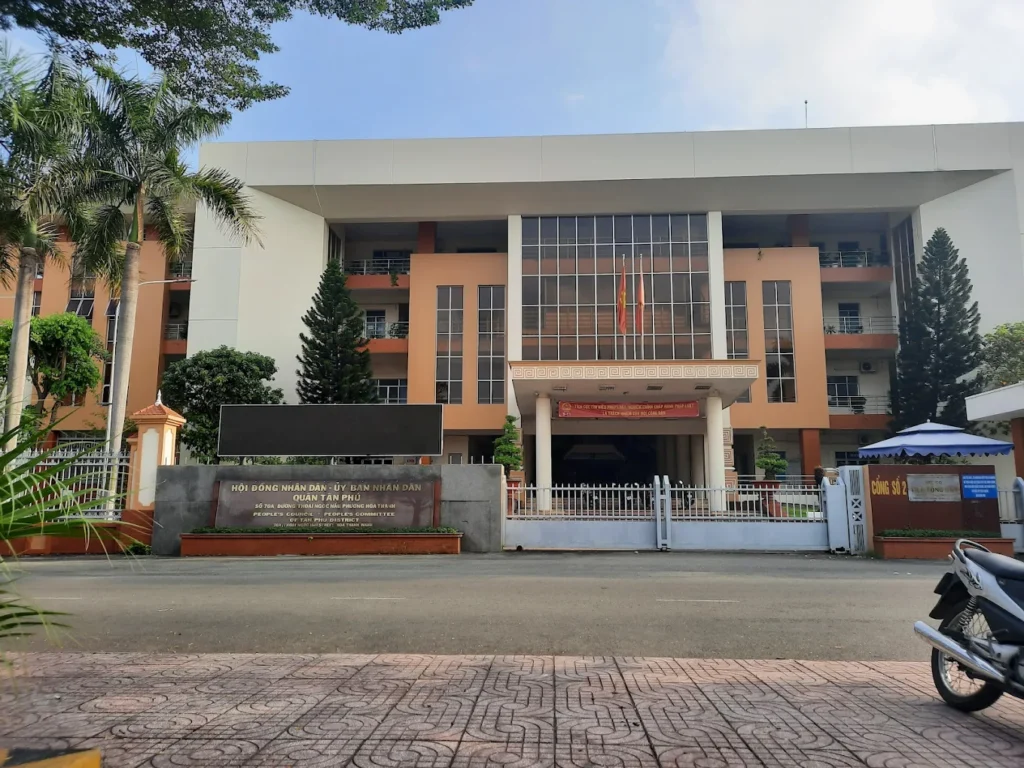 Trụ sở UBND phường Tân Phú tại 70A Thoại Ngọc Hầu (Trụ sở UBND quận Tân Phú cũ)