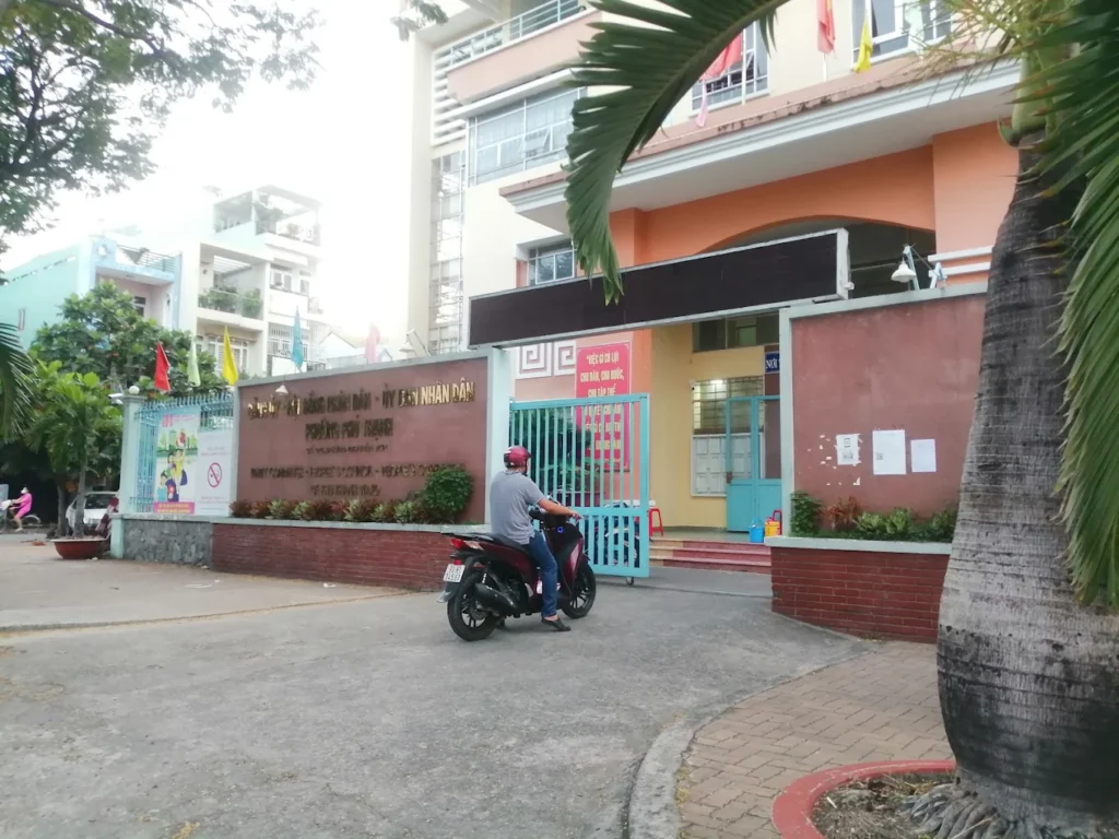 Trụ sở UBND phường Phú Thạnh tại 275 Nguyễn Sơn