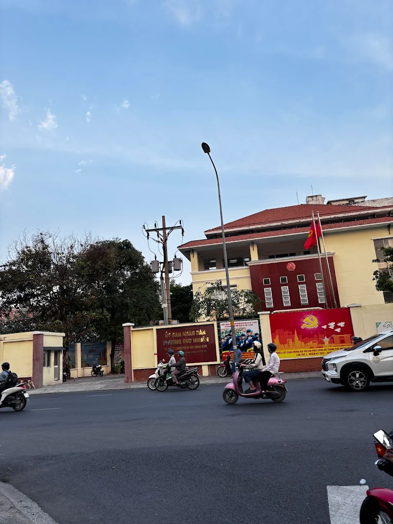 Trụ sở UBND phường Đức Nhuận tại 744 Nguyễn Kiệm