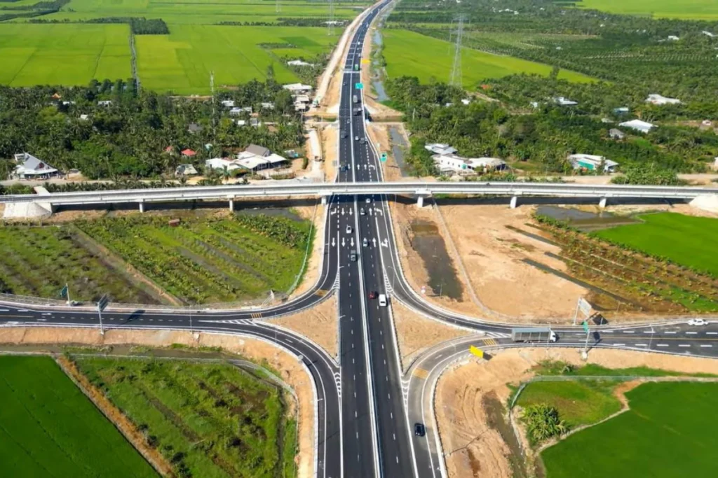 Nút giao hiện đại trên tuyến đường cao tốc Mỹ Thuận - Cần Thơ đoạn qua vùng nông thôn