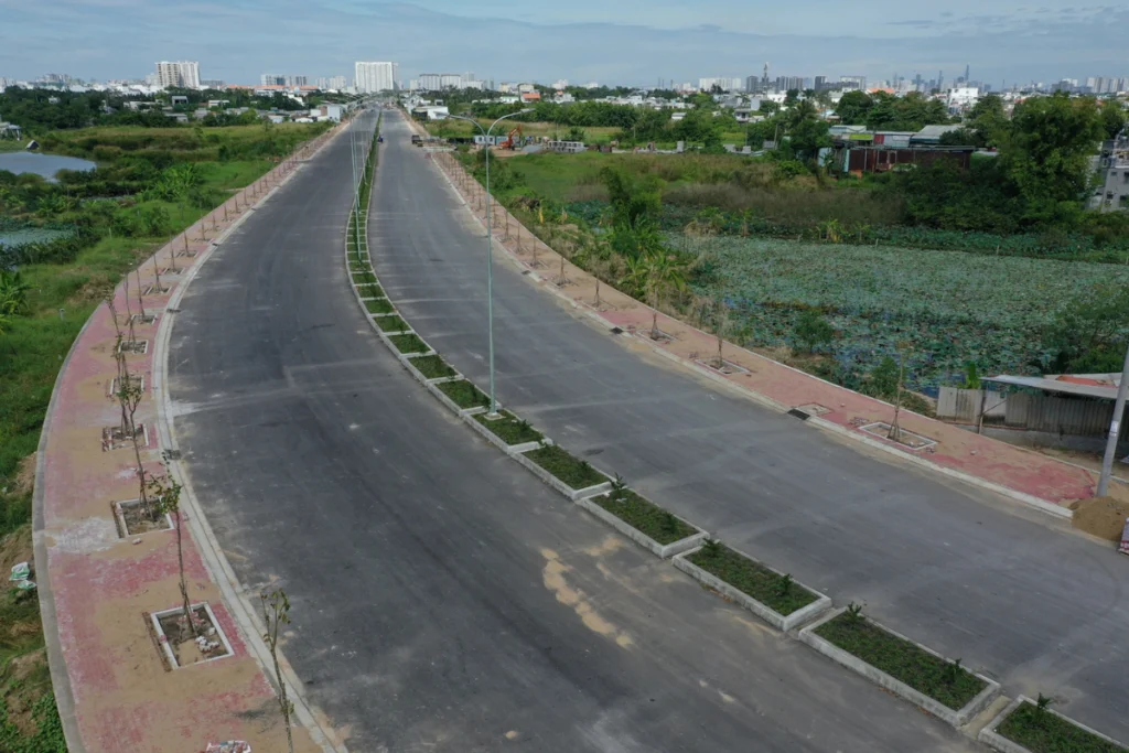 Đoạn đường song hành Quốc lộ 50 đã hoàn thiện thảm nhựa và kẻ vạch sơn đường, sẵn sàng phục vụ người dân