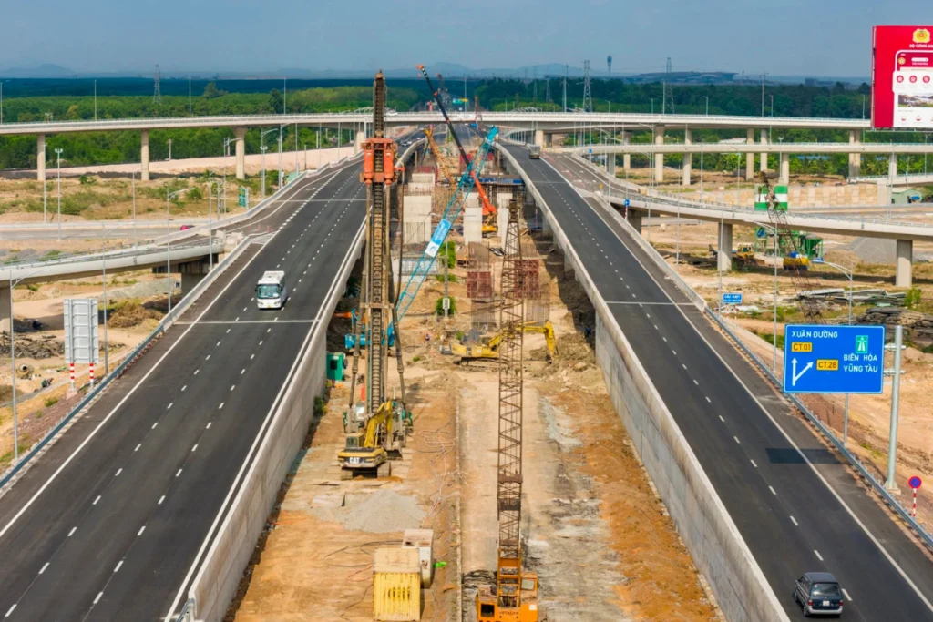 Thi công các hạng mục cầu vượt và nút giao kết nối trên cao tốc Long Thành - Dầu Giây