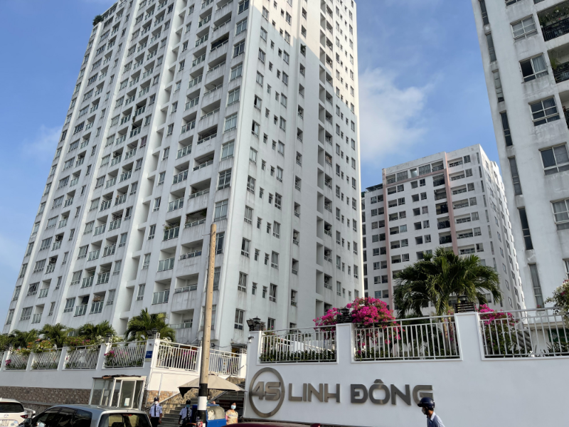 Cổng chào và các block tòa nhà cao tầng của dự án chung cư 4S Linh Đông Thủ Đức nhìn từ mặt đường