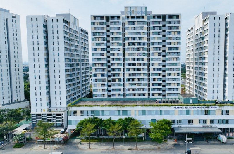 Mặt đứng các block chung cư CitiHome Quận 2 với tòa nhà văn phòng Trường Đại học Quản lý và Công nghệ TP.HCM ở phía trước