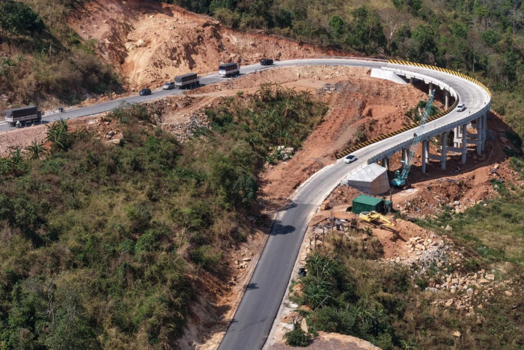 Một nút giao sầm uất trên Quốc lộ 28B với các trạm dừng chân và khu sản xuất nông nghiệp công nghệ cao
